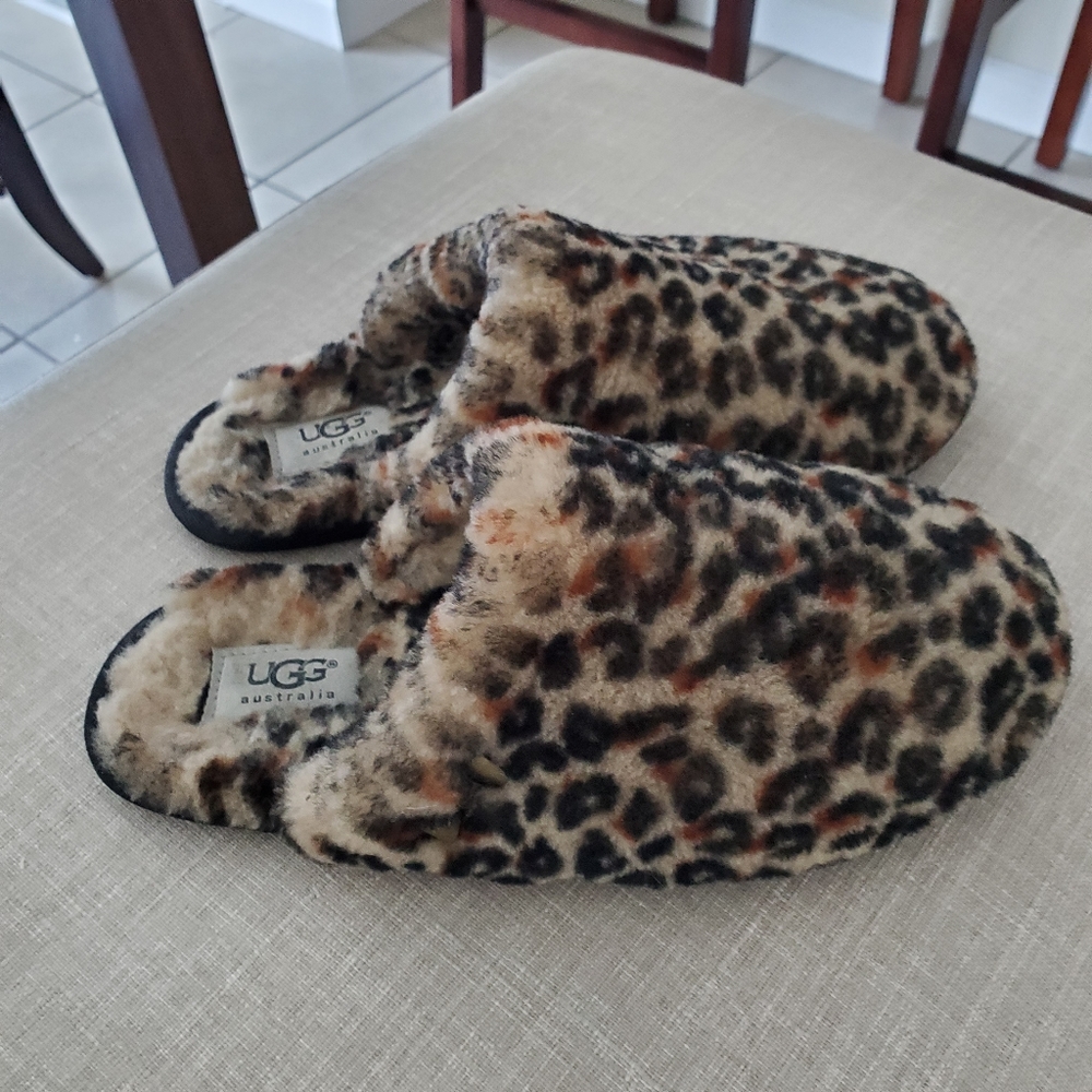UGG Leopard Print Slippers Women's size 7 Preowned